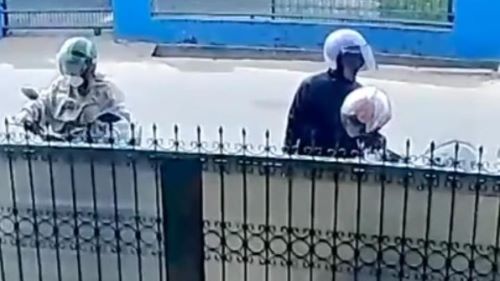 Suami Istri di Palembang Terekam CCTV Curi Motor N-Max yang Sedang Parkir, Begini Aksinya