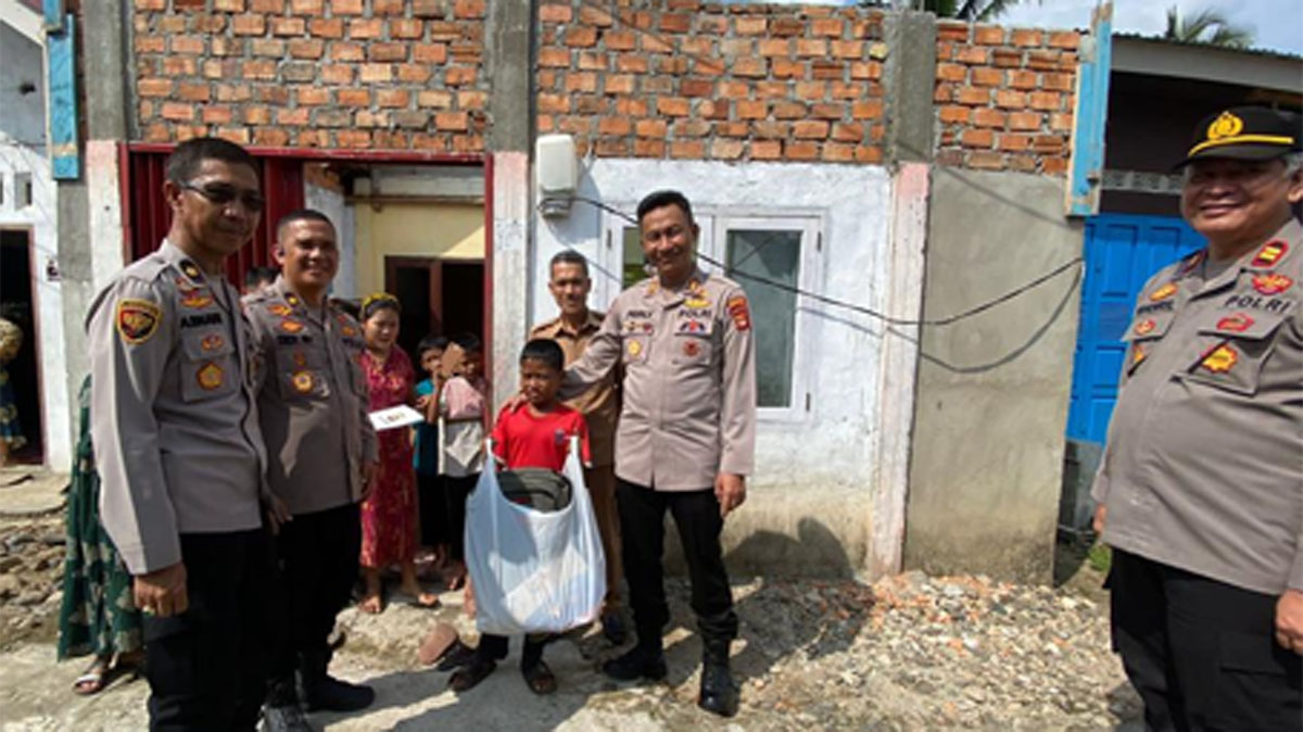 Polisi Kito Berayau ke Dusun Polres Muratara Temui Anak Kurang Mampu, Tersenyum Dapat Hadiah dari Kapolres