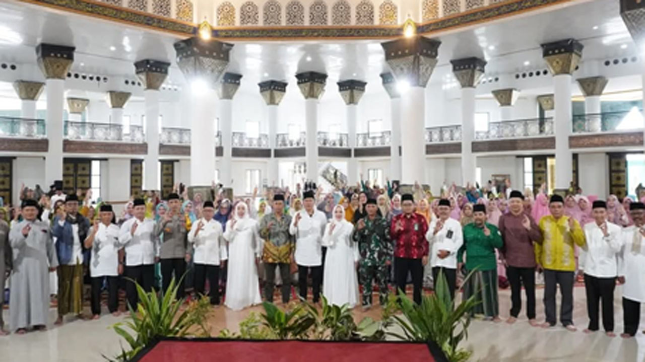 Bupati Hj Ratna Machmud Hadiri Peringatan Isra Mi'raj di Masjid Darussalam Musi Rawas