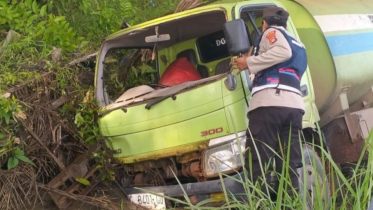 Tragis Tabrakan Truk Tangki dengan Sepeda Motor di Rawas Ilir Muratara, Korban Terpental ke Rawa