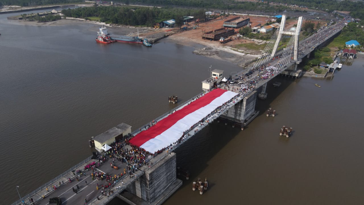 Peringati Hari Lahir Pancasila, Bendera Merah Putih Raksasa Terbentang di Jembatan Emas Pangkalpinang