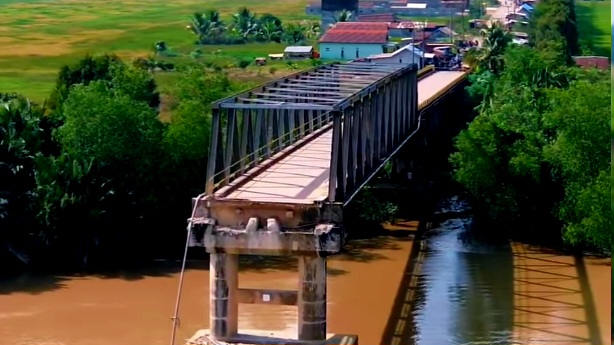 Akses Jalan Dialihkan ke Ponton, Pemilik Tongkang Batubara Tabrak Jembatan Lalan Muba Diminta Tanggung Jawab