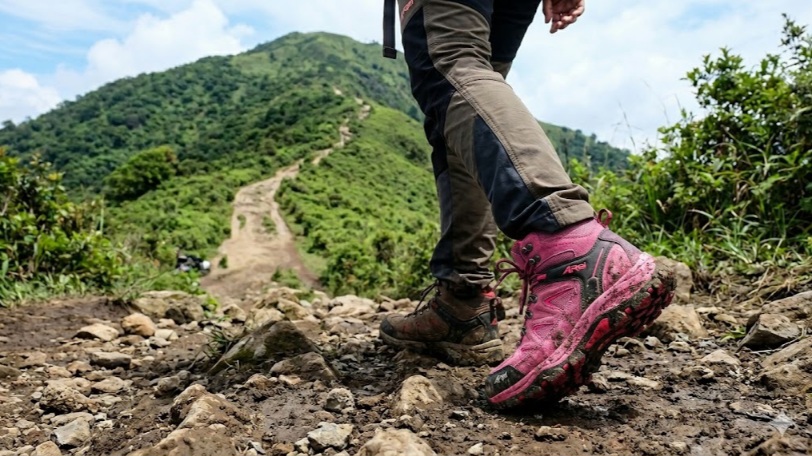 7 Rekomendasi  Sepatu Hiking Wanita, Kece dan Berkualitas
