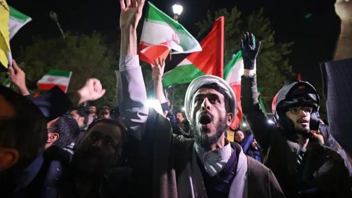 Ribuan Warga Iran Berhamburan di Jalan Dukung Serangan yang Ditembakkan ke Israel