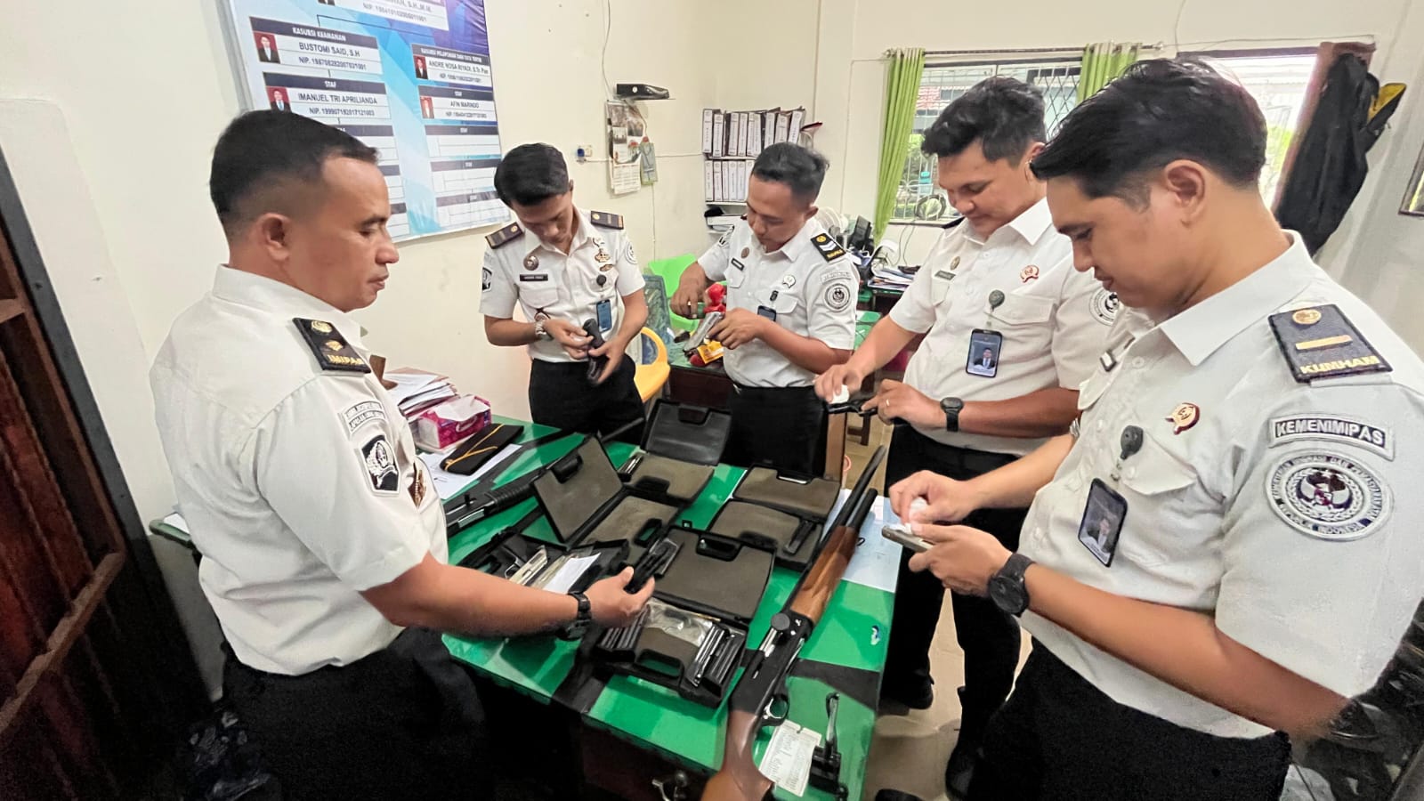 Keamanan Dijaga dari Hal Kecil, Lapas Lubuk Linggau Lakukan Perawatan Senjata