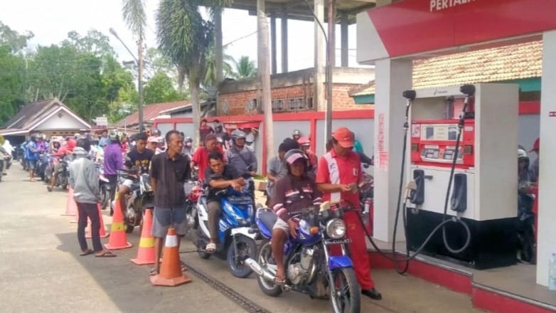 Ternyata Ini Penyebab Antrean Panjang BBM Subsidi di SPBU Lubuklinggau Sumatera Selatan, Polisi Harus Tegas 