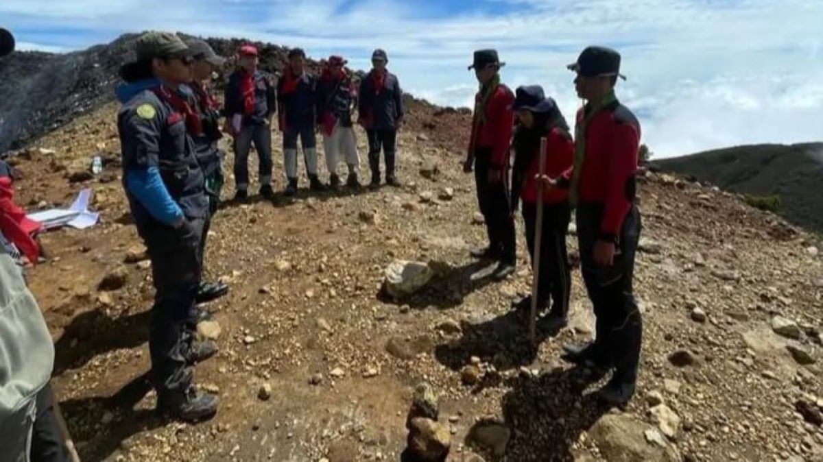 4 Cara Menjaga Kelestarian Gunung saat Mendaki, Jangan Jadi Pendaki Nyampah!