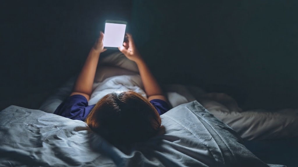 Terbiasa Scroll HP Sebelum Tidur? Ini 4 Dampak yang Perlu Diwaspadai 