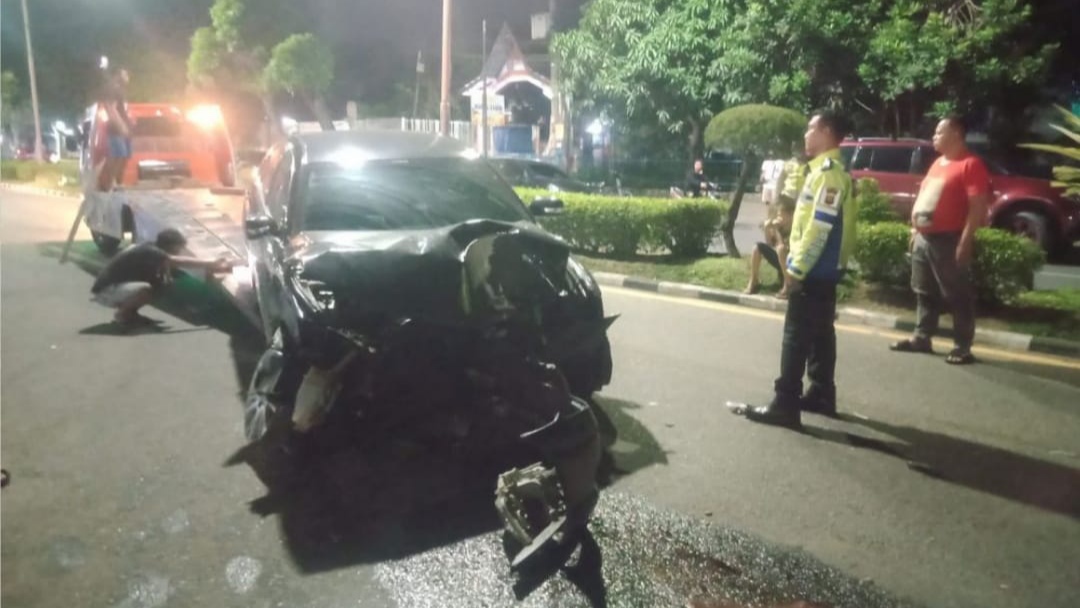 Mobil Dinas DPRD Jambi Diduga Dibuat Mesum Dua Sejoli Hingga Kecelakaan