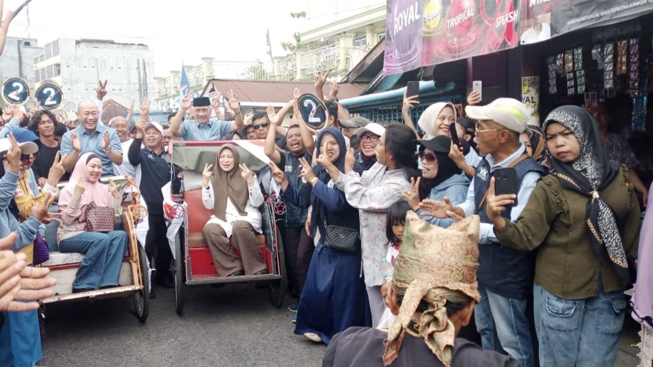 Yoppy Karim dan H Rustam Effendi Naik Becak, Massa Digoyang Anisa Bahar