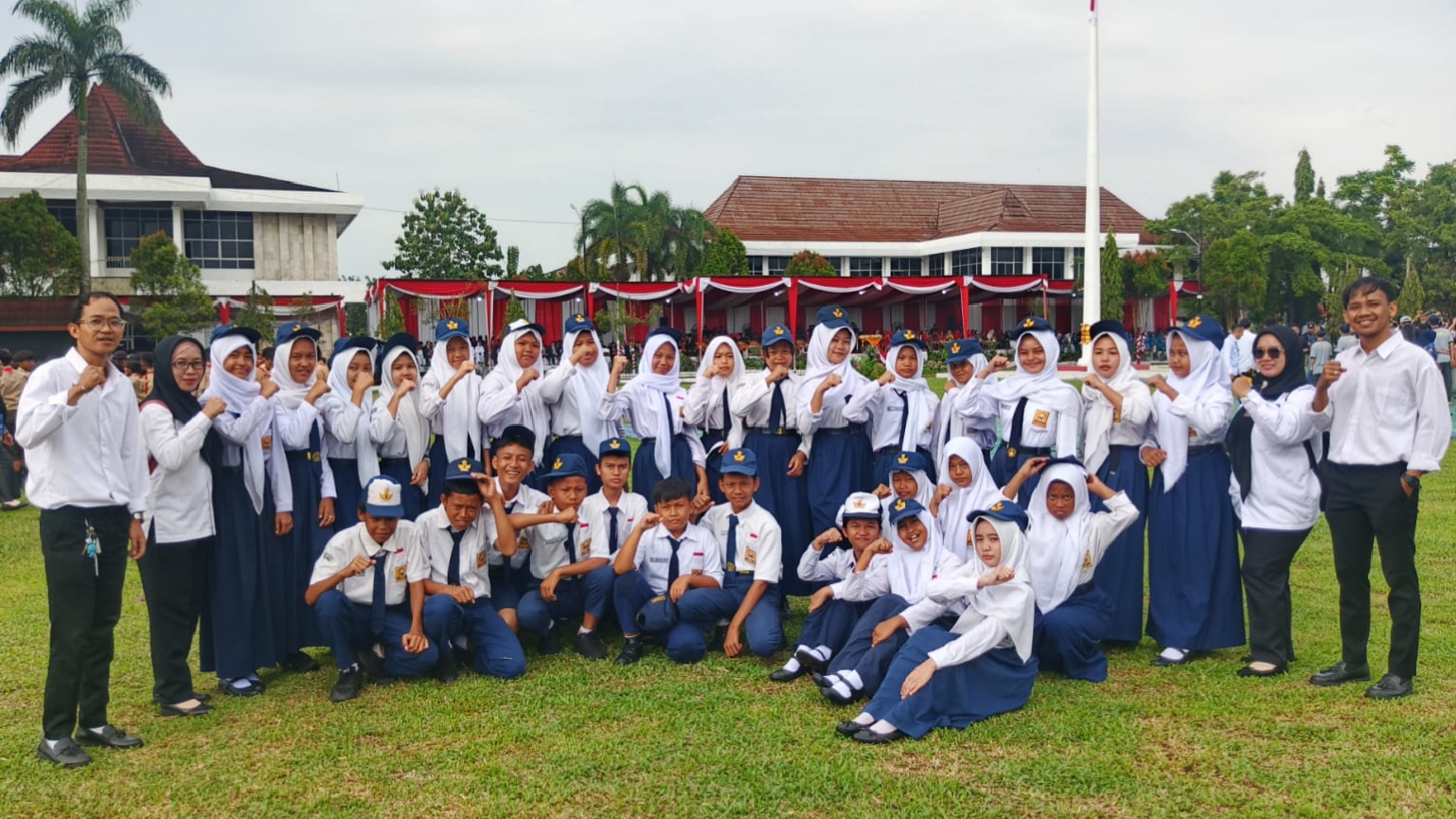 Meriahkan HUT RI ke-80, Pelajar SMP Bakti Ibu 11 Lubuk Linggau Khidmat Ikuti Upacara Kemerdekaan