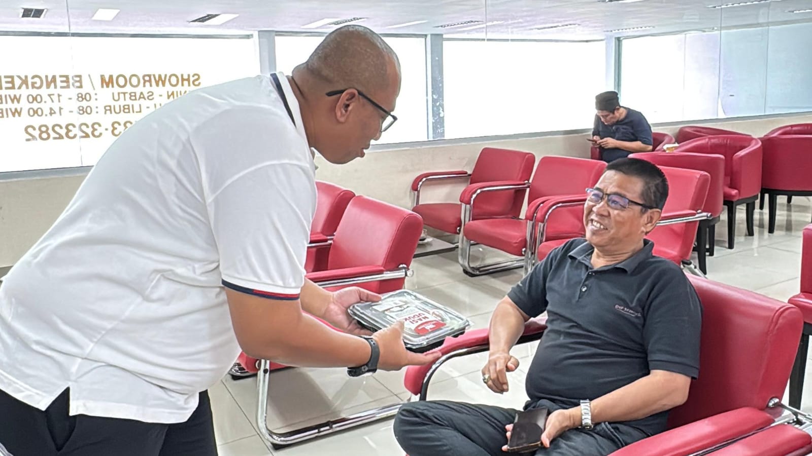 Meriahkan Hari Pelanggan Nasional 2025, TAG Lubuk Linggau Bagikan Sarapan Gratis kepada Konsumen