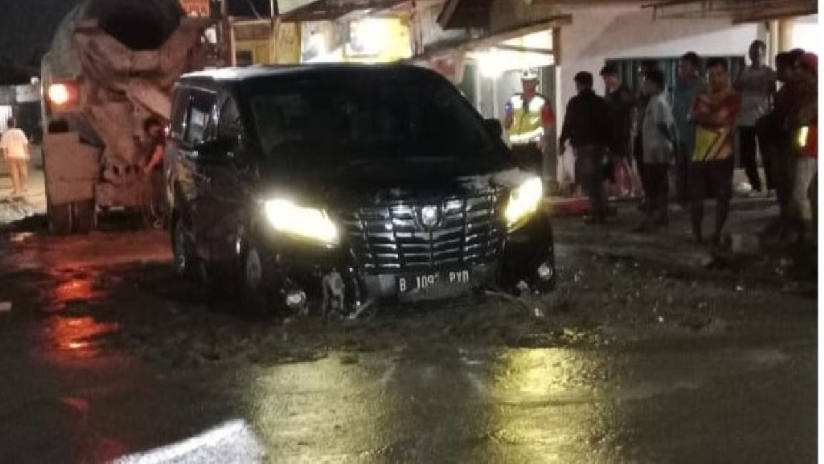 Pengacara Menerobos Cor Basah dengan Mobil Alphard di Palembang, Kena Getahnya Terjebak di Jalan