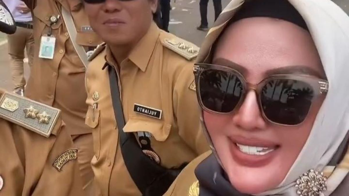 Viral, Bu Kades Glamor yang Ikut Demo DPR RI Pakai Tas Bermerek, Punya  Koleksi Tas Mewah Branded 1 Lemari