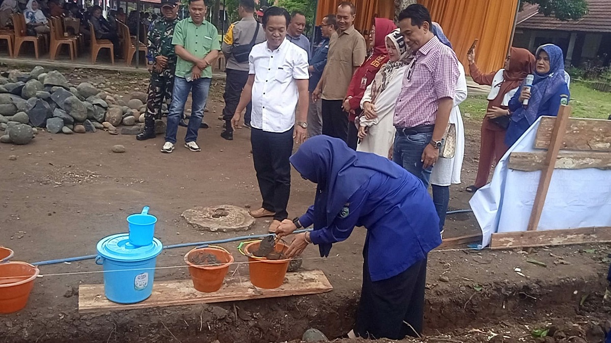 Komite SMAN 2 Lubuk Linggau Bersama Wali Murid Gelar Peletakan Batu Pertama Pembangunan Panggung Serbaguna