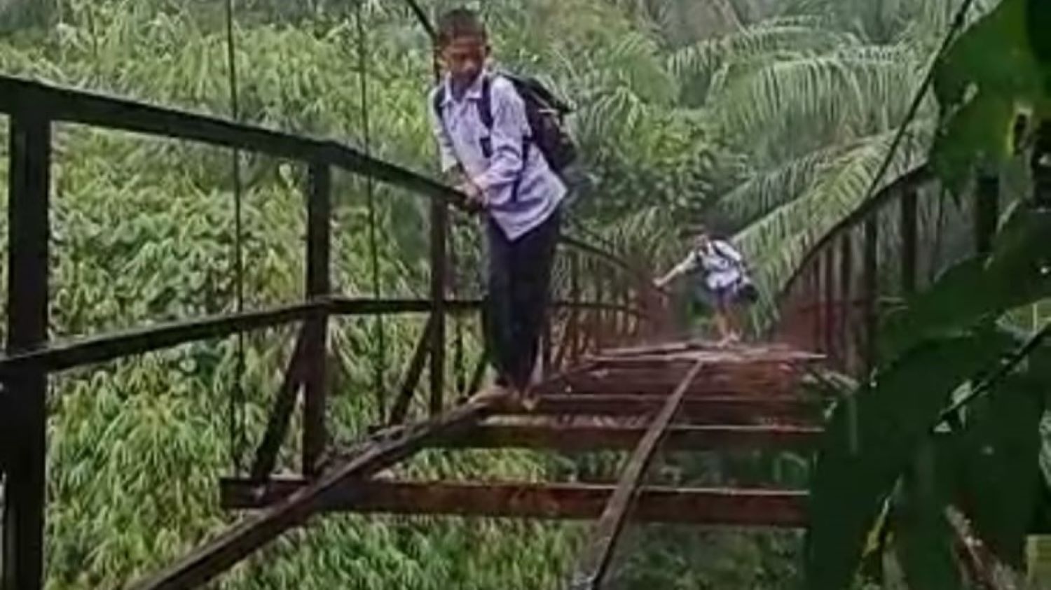 Di Kabupaten ini Pelajarnya Harus Uji Nyali untuk Menuju ke Sekolah, Hendak Diperbaiki Desa Namun Dilarang