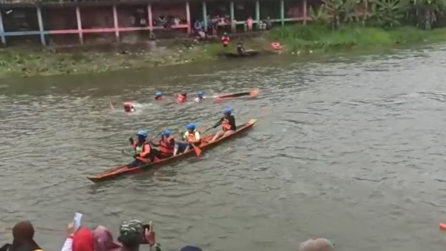 Ikuti Lomba Bidar, Perahu Ketua DPRD Lubuklinggau Karam