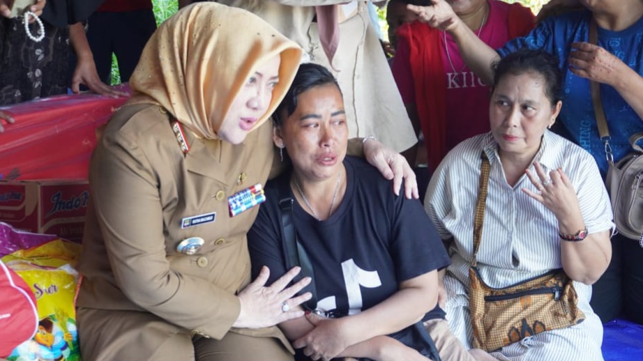 Sambil Peluk Ibu Kelvin, Bupati Musi Rawas Janji Terus Upayakan Cari Penyelam Handal