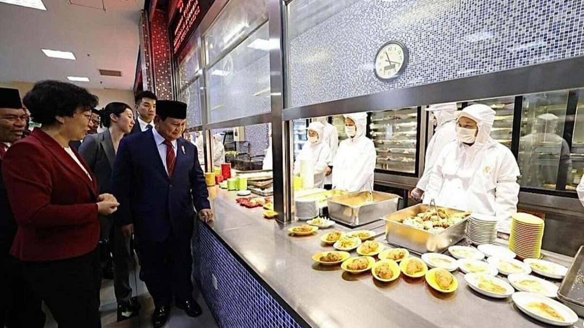 Momen Prabowo Meninjau Langsung Makan Siang Gratis Sekolah di China, Begini Responnya