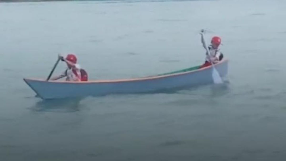 Hebat, Perjuangan 2  Bocah SD Mendayung Perahu Seberangi Sungai Demi Sekolah