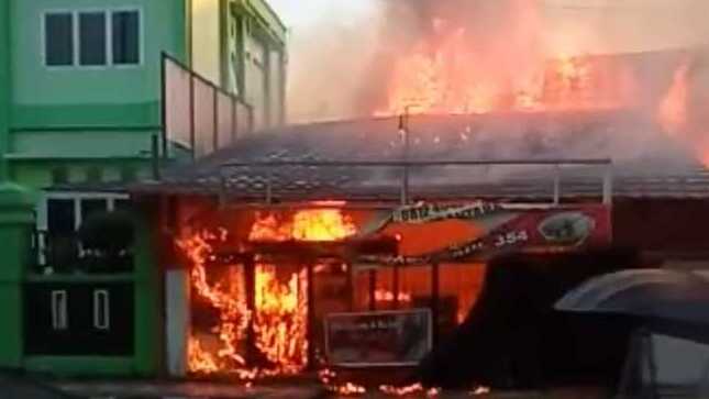 Diduga Ledakan Kompor Gas Elpiji, Kantor Depag Nyaris Terbakar, Api Lalap Warung Bakso-Mie Ayam Pakde Joko