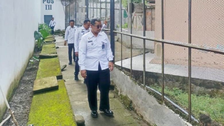 Lapas Lubuk Linggau Lakukan Kontrol Area Brandgang sebagai Upaya Deteksi Dini Gangguan Kamtib