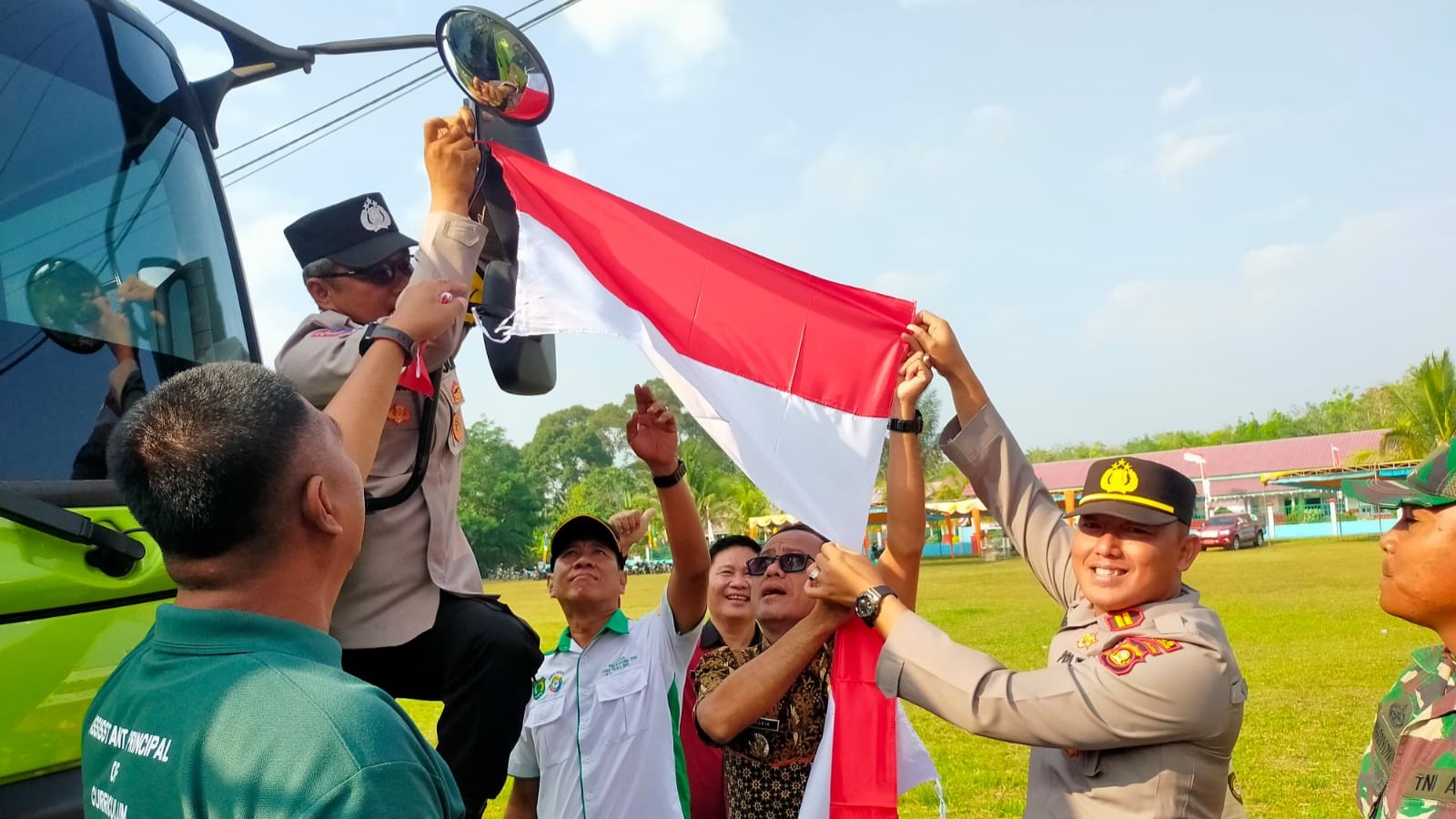 Salah Satu Cara Merayakan HUT RI 78, Pak Polisi Bagikan Bendera ke Pengendara