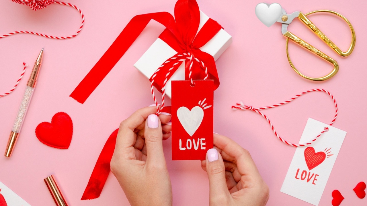 Mitos 7 Barang yang Tidak Boleh Diberi Pasangan Saat Valentine, Ada Sepatu