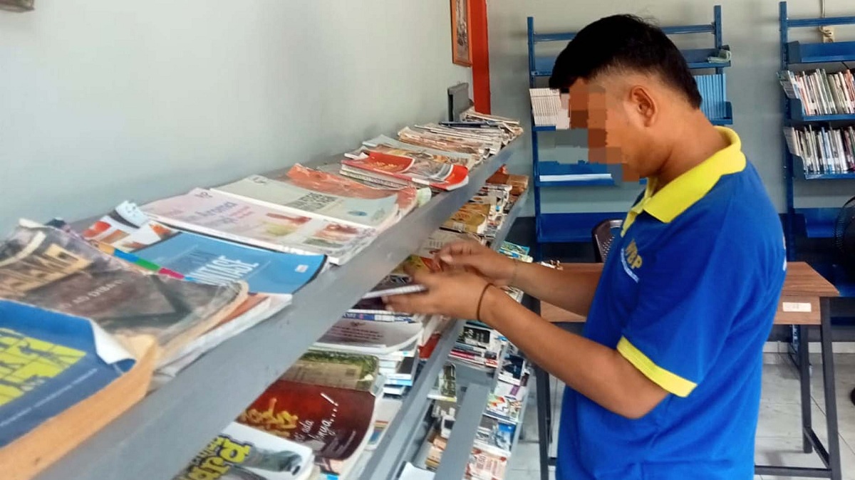 Manfaatkan Waktu Luang, WBP Lapas Narkotika Kelas IIA Muara Beliti Memanfaatkan Perpustakaan Lapas