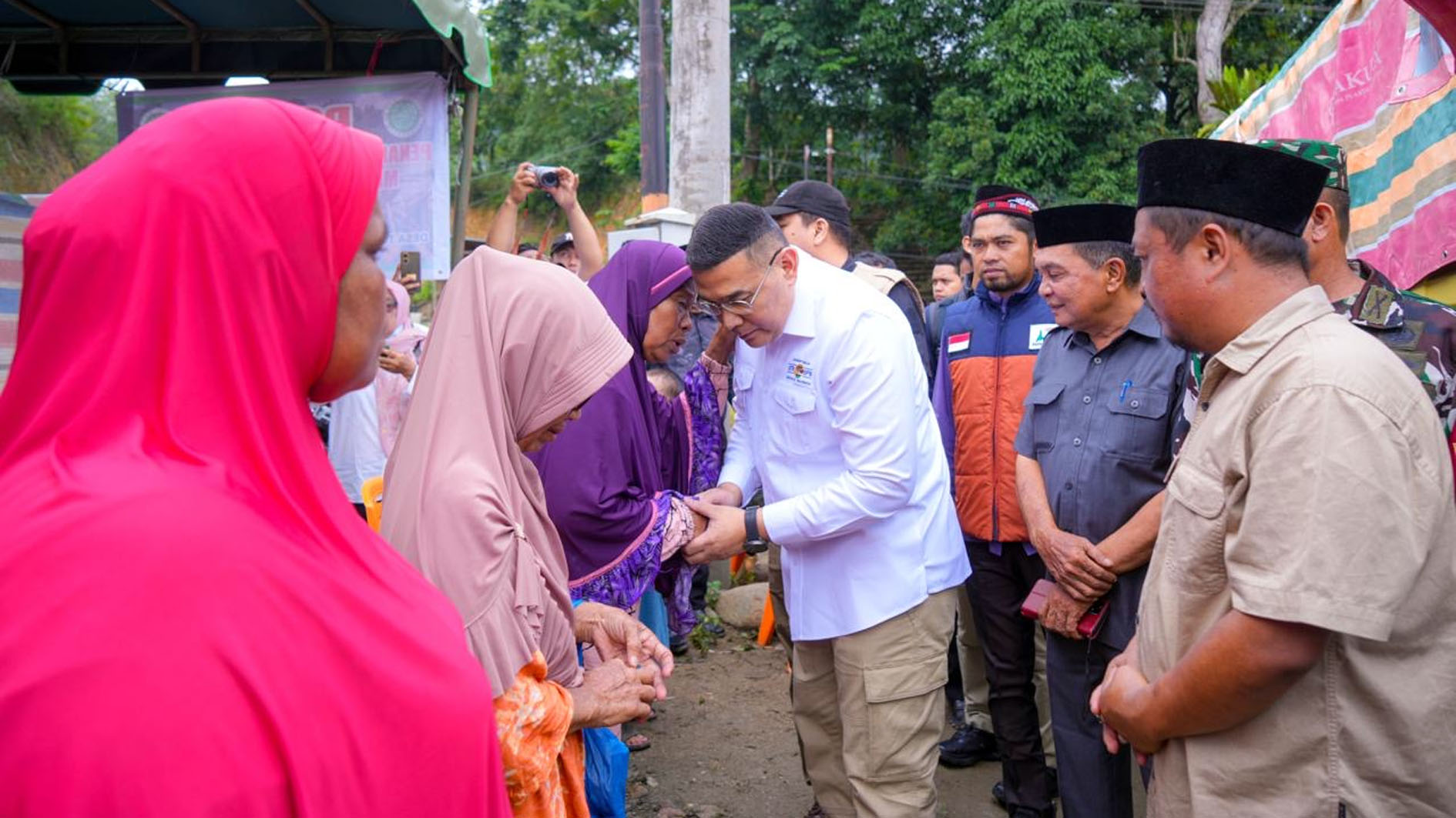 Wamen ATR/BPN Ossy Dermawan Tinjau Langsung Bencana di Sumut, Salurkan Bantuan untuk Warga