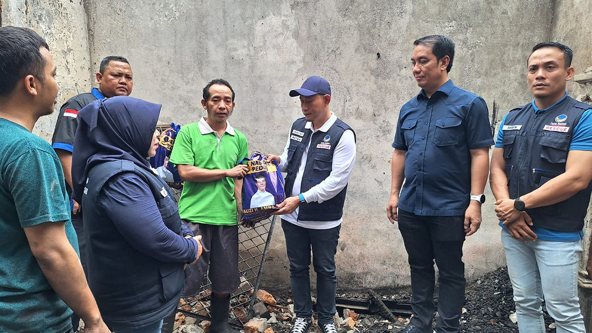 Anggota Komisi XI DPR RI Fauzi H Amro Bersama DPD NasDem Lubuklinggau Berikan Bantuan Korban Kebakaran