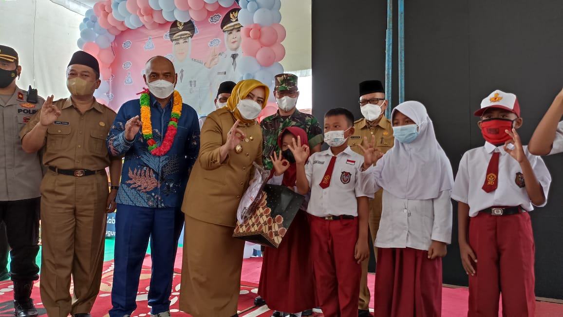 Bupati Launching Bantuan Seragam Sekolah Gratis