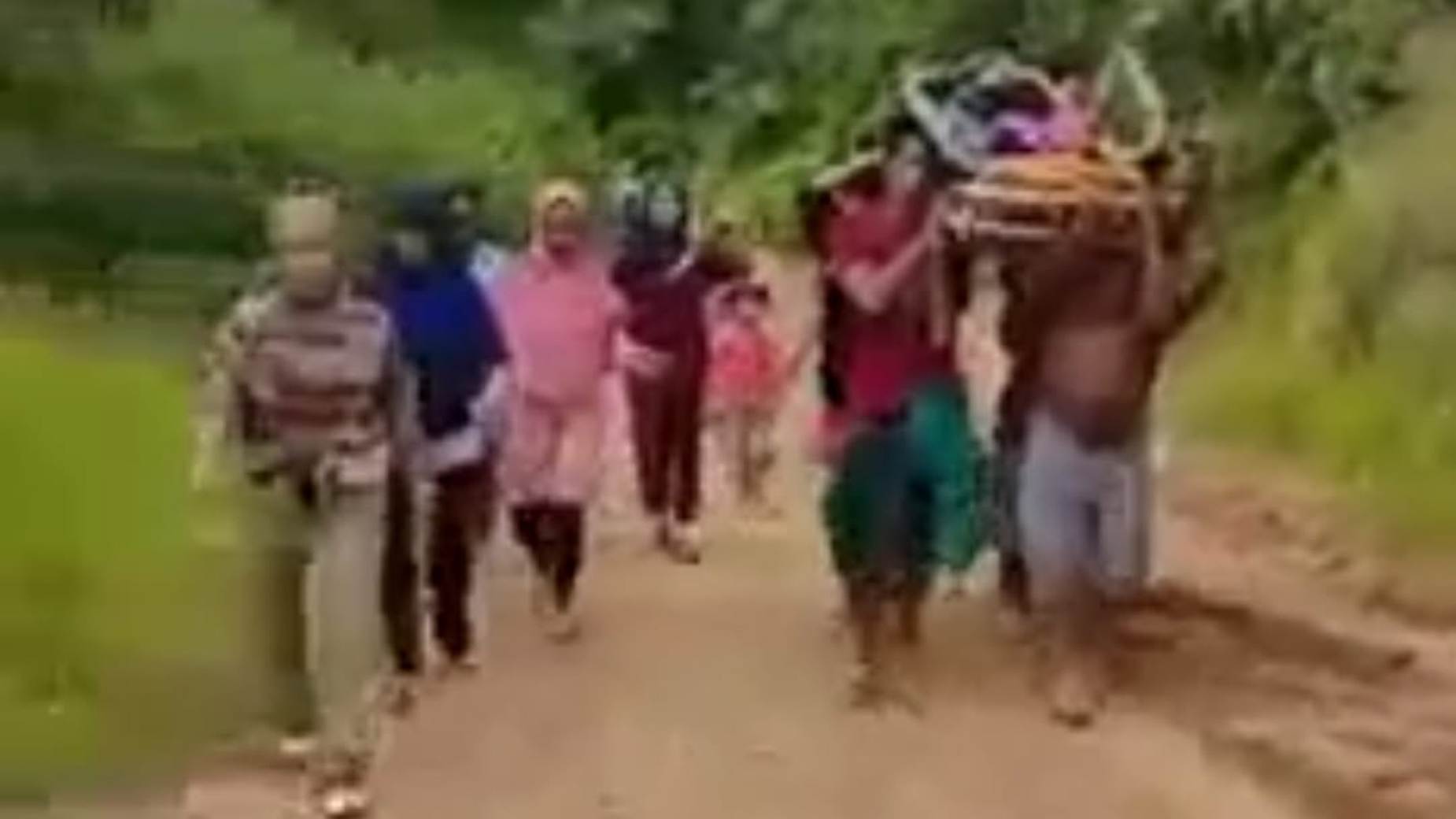 Viral Video Wanita Melahirkan di Jalan Rusak