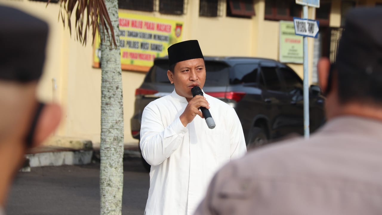 Di Hadapan Ratusan Polisi Ustadz Fery Kurniawan Ceramah