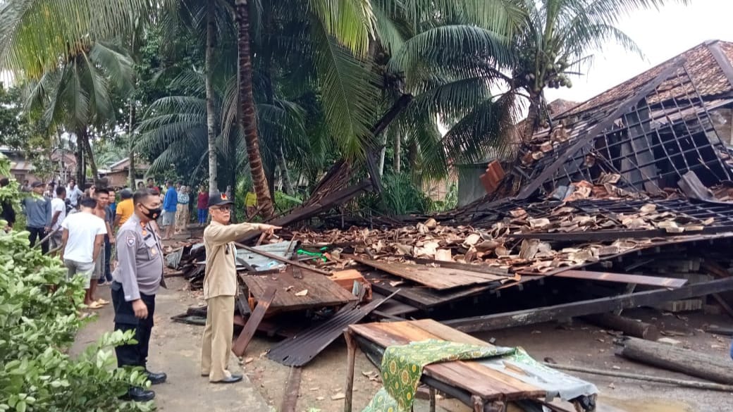 Puting Beliung Rusak 55 Rumah di Karang Jaya