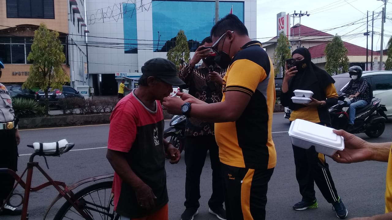 Berkah Jumat Bagi Tukang Ojek dan Becak