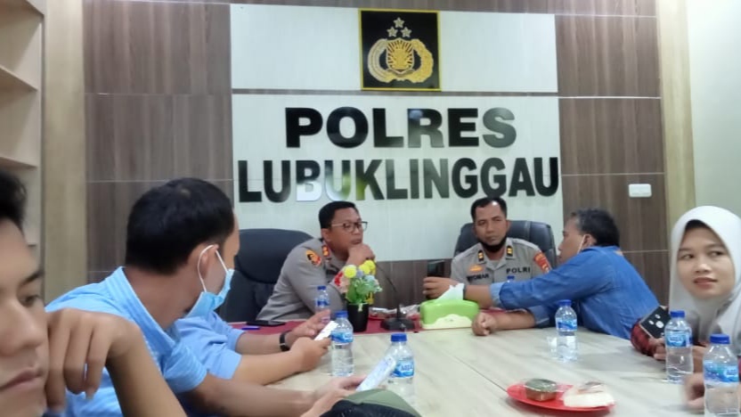 Ayo Vaksin, Bisa Beli Minyak Goreng di Polres