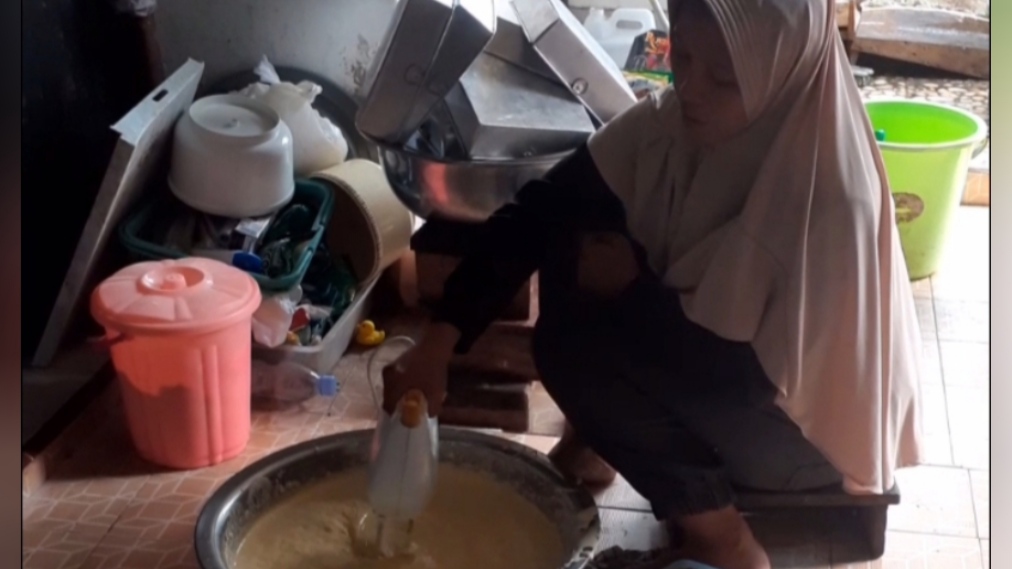 Pembuatan Kue Lapis Legit dan Lain-lain Banjir Pesanan