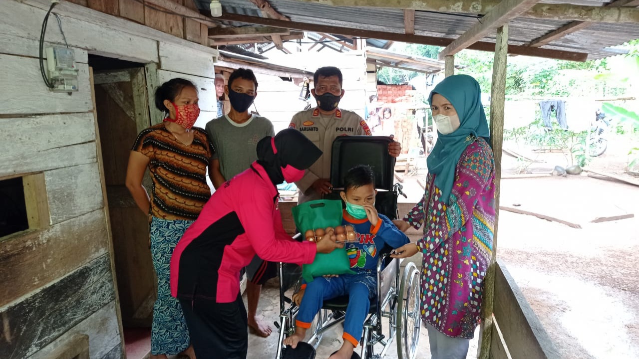 Kapolsek Datangi Bocah Lumpuh, Kejadiannya Mengharukan