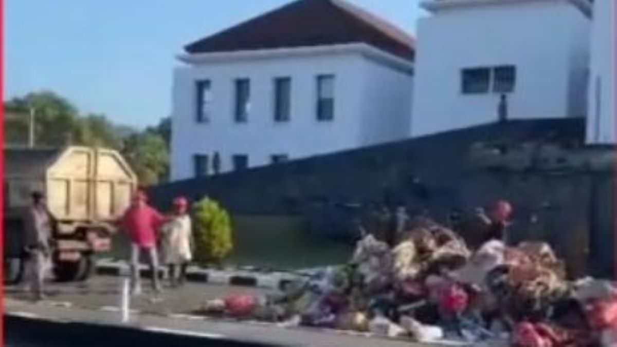 Telat Membayar Gaji Pegawai Kebersihan, Kantor Bupati SBB di Maluku Dibuangi 4 Truk Sampah