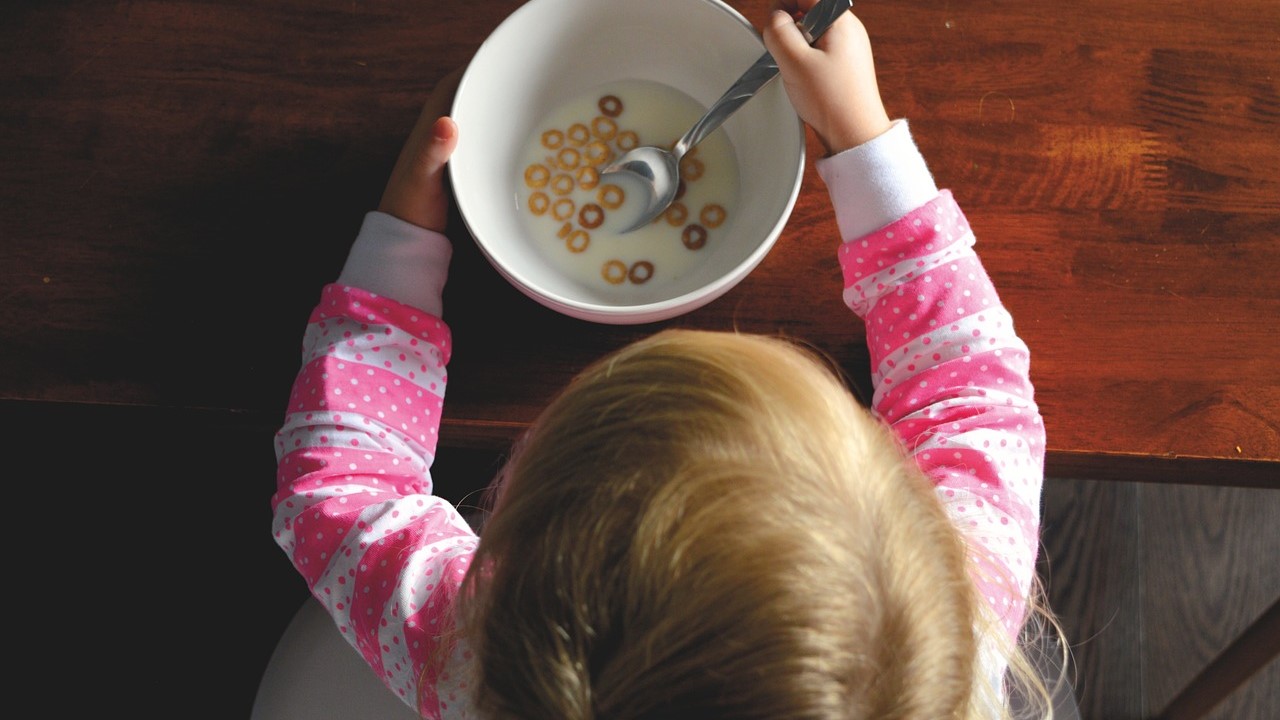 6 Makanan yang Menghambat Kecerdasan Anak, Stop Beri Makan ini Pada Anak