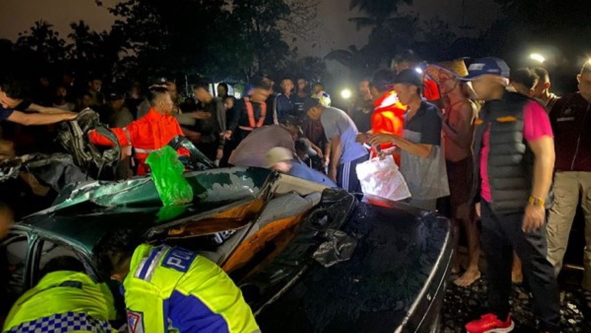 Kereta Api Tabrak Sedan yang Nekat Menerobos Di Lampung, Semua Penumpang Tewas