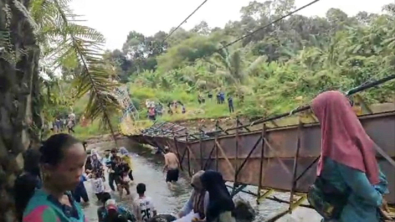 Dek Pegangan, Detik-detik Jembatan Gantung Putus di Objek Wisata Lubuk Linggau Saat Tahun Baru 2025