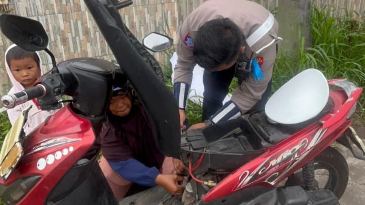 Polisi Baik di Lubuk Linggau, Bantu Ibu yang Motornya Mogok Saat Antar Anak Sekolah