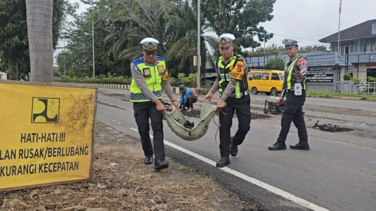 Jalan di Dekat Pusat Pemerintahan Musi Rawas Berlubang, Polisi Lakukan Penambalan