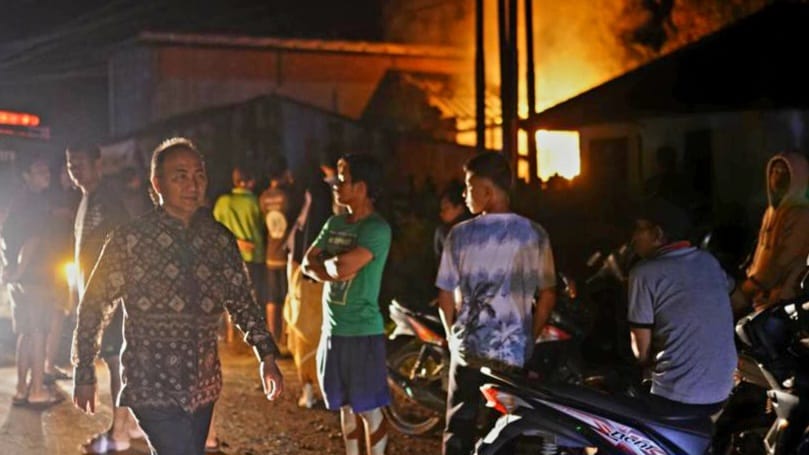 Tengah Malam, Pj Bupati Apriyadi Mendadak Turun dari Mobil Bantu Warga Korban Kebakaran 