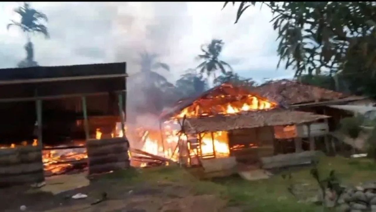 Jelang Magrib, 2 Rumah Warga Jayaloka Musi Rawas Ludes Terbakar, Emas 13 Gram Hangus