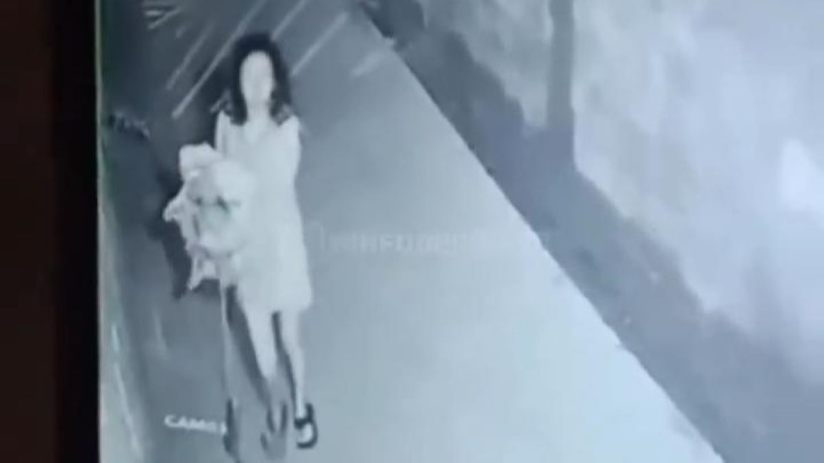 Miris, Terekam CCTV Ibu Muda Baru Melahirkan Buang Bayi di Selokan Perumahan Daerah Depok