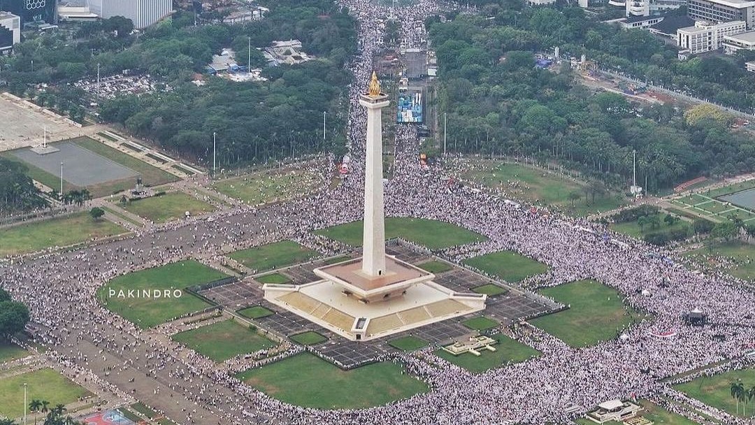 Aksi Bela Palestina di Monas: Beragam Poster yang Dibawa Massa Dukung Palestina Sampai Kutukan untuk Israel