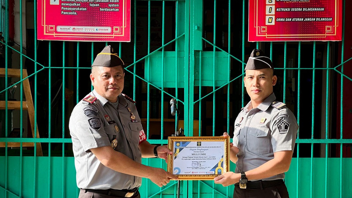 Apresiasi Kinerja Terbaik, Kalapas Narkotika Kelas IIA Muara Beliti Berikan Penghargaan Pegawai Berprestasi